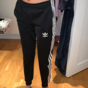 Adidas byxor  - Adidasbyxor med skönt material , storlek 152
