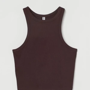 Brun topp  - Brun topp från hm i storlek S. Aldrig använd, vara testad. Köpte den igår.  Säljer då jag dels köpte fel storlek och att den inte passade min kroppstyp. 49kr + frakt. Färgen blir inte riktigt rättvis på mina bilder, den är mörkare i verklighetern❤️