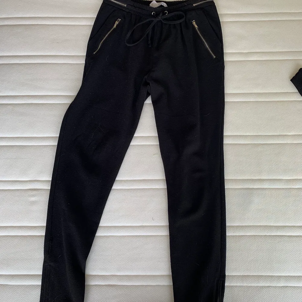 Svarta byxor i mjukt material, fungerar som både mjukisbyxor eller kostym liknande byxor. Strl 34, 50kr. Frakt tillkommer!. Jeans & Byxor.