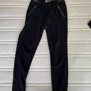 Byxor - Svarta byxor i mjukt material, fungerar som både mjukisbyxor eller kostym liknande byxor. Strl 34, 50kr. Frakt tillkommer!