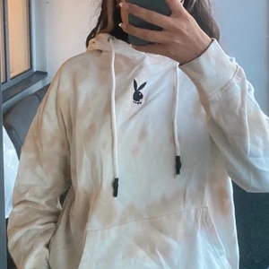 Hoodie från missguided - Lite oversizwd hoodie i vit/beige från Playboy x Missguided. Använd fåtal gånger. Köparen står för eventuell frakt. 💕