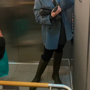 Stövlar Zara  - Säljer dessa ursnygga stövlar från Zara i khakigrön. Använda ca 3 gånger!! Köpta för 599kr 💚💚 köparen står för frakten!! 