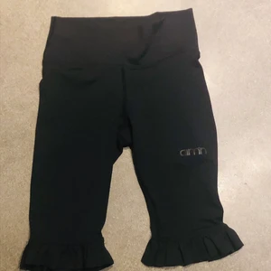 Aim’n tights - Svarta kortare volangtights, går till knäna.  Storlek XS Sparsamt använda.  200kr, ev frakt tillkommer