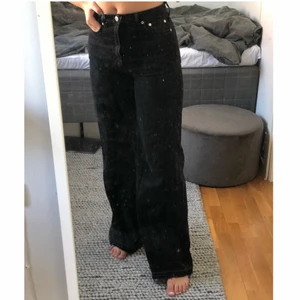 Weekday jeans strl 25/32 - Fina svarta jeans från weekday i jättefint skick som jag har sprättat upp, jag är 167 och dom går ner i marken och lite till.🥰