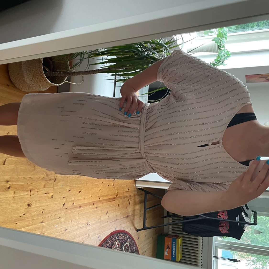 Klänning med paljettdetaljer