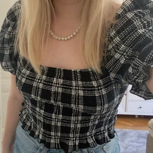 Rutig topp - Rutig topp från bikbok med puffiga ärmar, jag kan mötas upp i Eskilstuna annars står köparen för frakten 🌟❤️