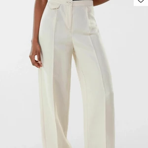 VIDA linnebyxor st 42 från bershka  - Superfina vida linnebyxor från bershka med pressveck i st 42! Aldrig använda då det är för stora 😫💕💕 Högmidjade!