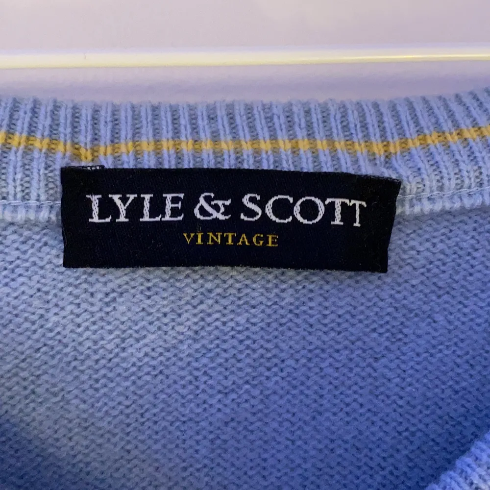 Mysig och gullig tröja från LYLE & SCOTT 🤩 har driftat den!🤩 har haft svårt att styla den med något så säljer den därför🤍 . Stickat.