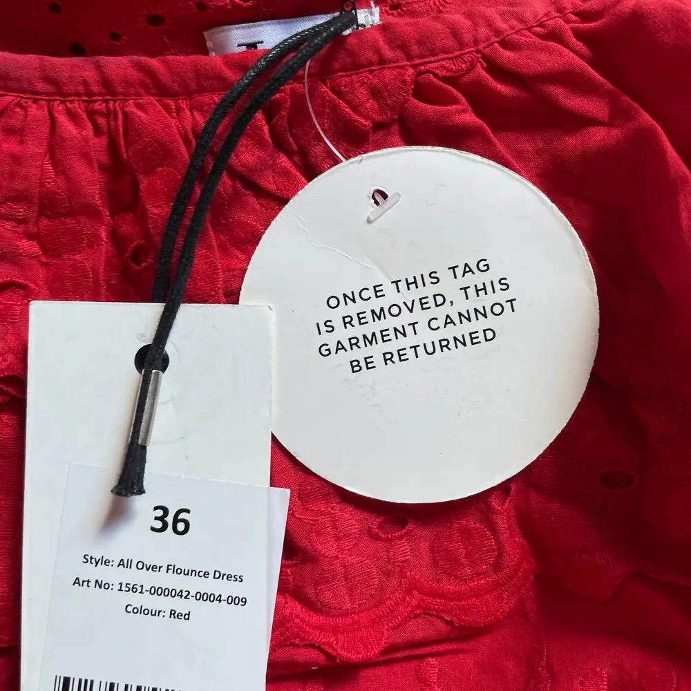 En jättefin röd klänning från Linn Ahlborgs kollektion med NAKD. Storlek 36 men skulle säga att storlek 34 är mer rätt, säljes på grund av för liten. Aldrig använd, som ni ser på bilden är taggen fortfarande kvar på den! 250kr + frakt, kan mötas upp!. Klänningar.