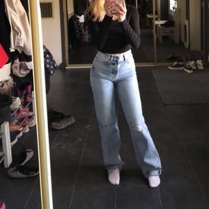 Jeans med hål - Säljer dessa snygga jeansen för att dom är för långa för mig!🤍skriv privat för frågor💋