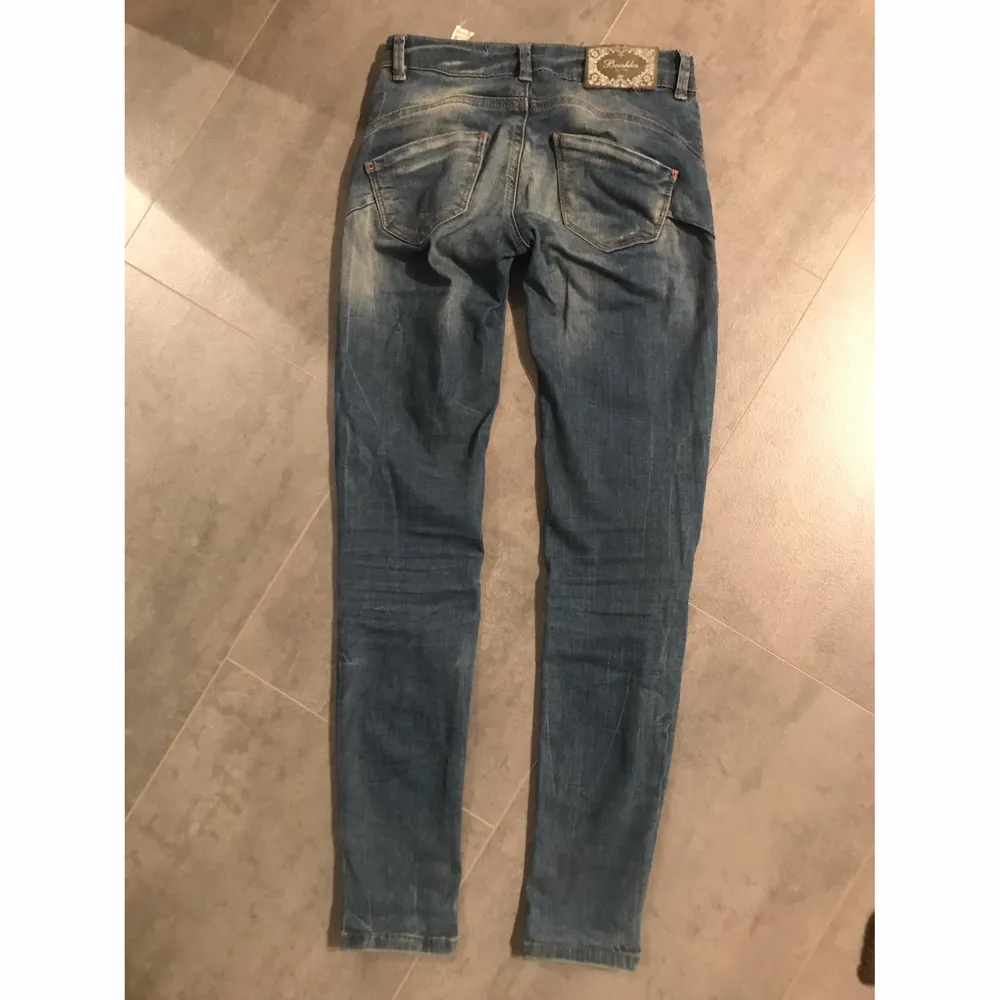 Ett par snygga ripped jeans från bershka. Man får jättesnygg rumpa i dem😍 Har verkligen älskat dessa jeansen men tyvärr är de nu för små😢 hör av er vid frågor🥰 . Jeans & Byxor.