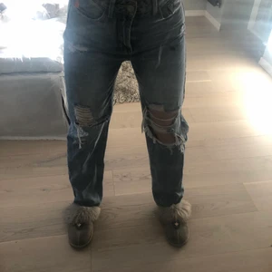 Jeans me slitning - Säljer dessa högmidjade slitna jeans från Shein. Storlek XS och dem har väldigt bra skick 