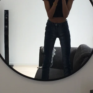 90tals jeans😻😫 - otroligt snygga jeans från SHEIN. helt oanvända. beställde dom men dom var för korta. detta rekommenderar jag för er som gillar lite äldre kläder. den hade passat med en svart topp. Detaljer: den har både mörk å ljus färg på jeansen å ett rakt streck i mitten av benet på jeansen. skriv för mer bilder. budet börjar på 150 kronor