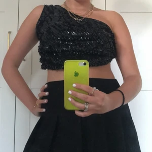 Fest topp - Säljer denna glittriga topp köpt second hand. Jag har storlek S. 120 kr
