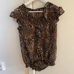 Leopard blus från Atmosphere. Kommer tyvärr inte till användning. Nyskick!💕 Strl: 36 / S