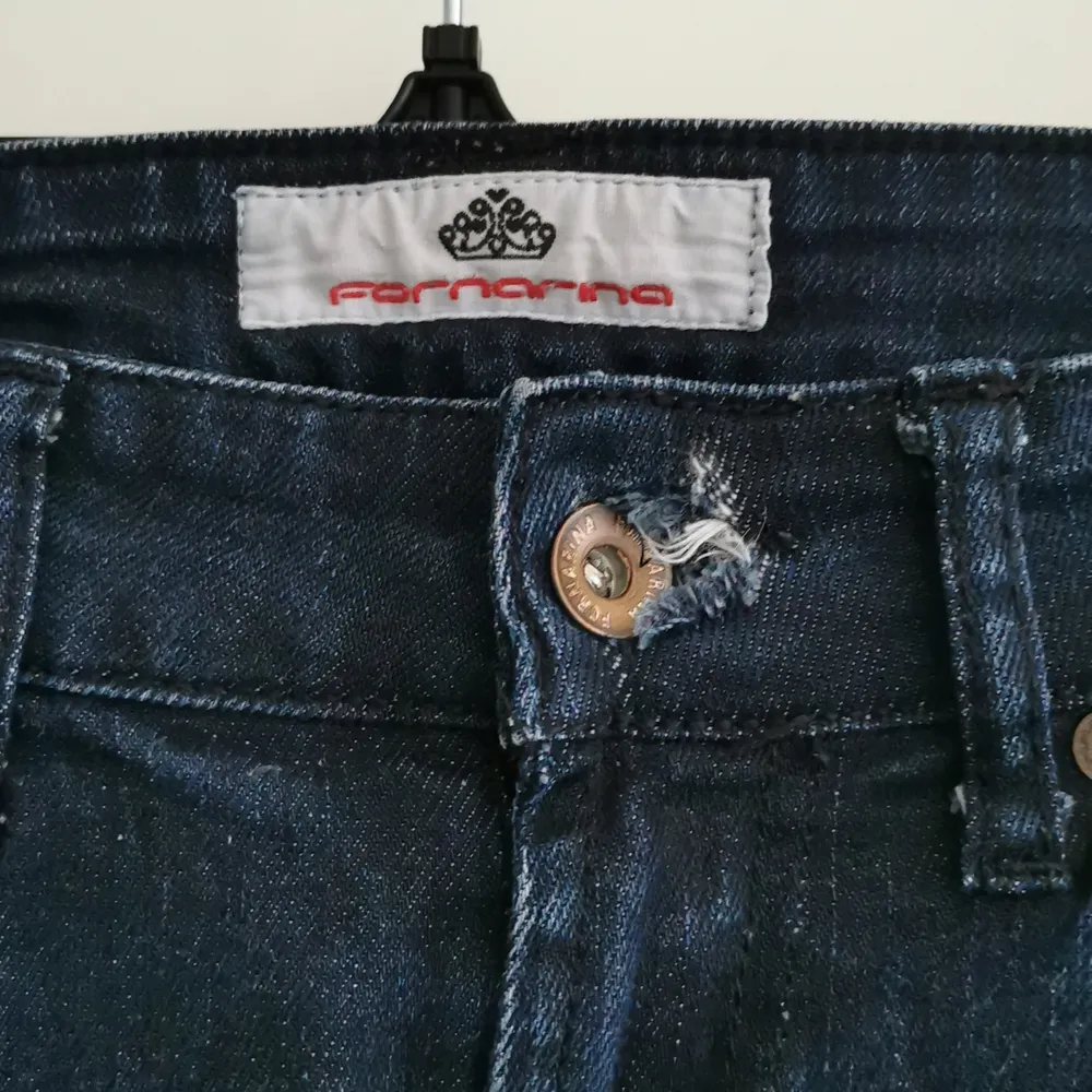 Säljer dessa ursnygga jeans från fornarina. Vet ej vilken modell det är men som ni ser på bilderna så är det ett par ganska basic jeans. Jeansen är storlek S. Dem har ej använts många gånger. Jeansen är lite skadade uppe vid knappen men dem funkar precis lika bra som vanligt! 💕KÖPARE STÅR FÖR FRAKT💕. Jeans & Byxor.