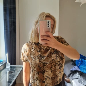 T-shirt från zara  - Orm mönster 