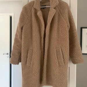 Teddykappa - Teddykappa från only. Fint skick. Skicka iväg ett meddelande om du har frågor🌸 