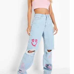 Graffiti Ripped Jeans Stl: L - Helt oanvända trendiga Straight leg ripped jeans. Stl: L 
