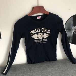 Y2k långärmad topp med tryck - Superfin marinblå topp från 2000-talet med superfina detaljer🥰 storlek 150 men jag skulle säga att den sitter som en XS🌸