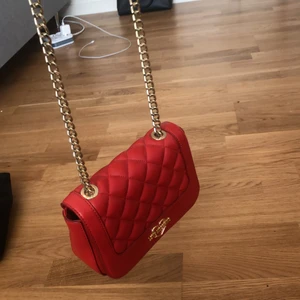 Väska - Jättefin röd Love Moschino axelbandsväska med guldiga detaljer har använt den max 3 gånger och den är så gott som ny. Nypris 1500kr. Om flera är intresserade så blir det budgivning. Köparen står för frakten.💞