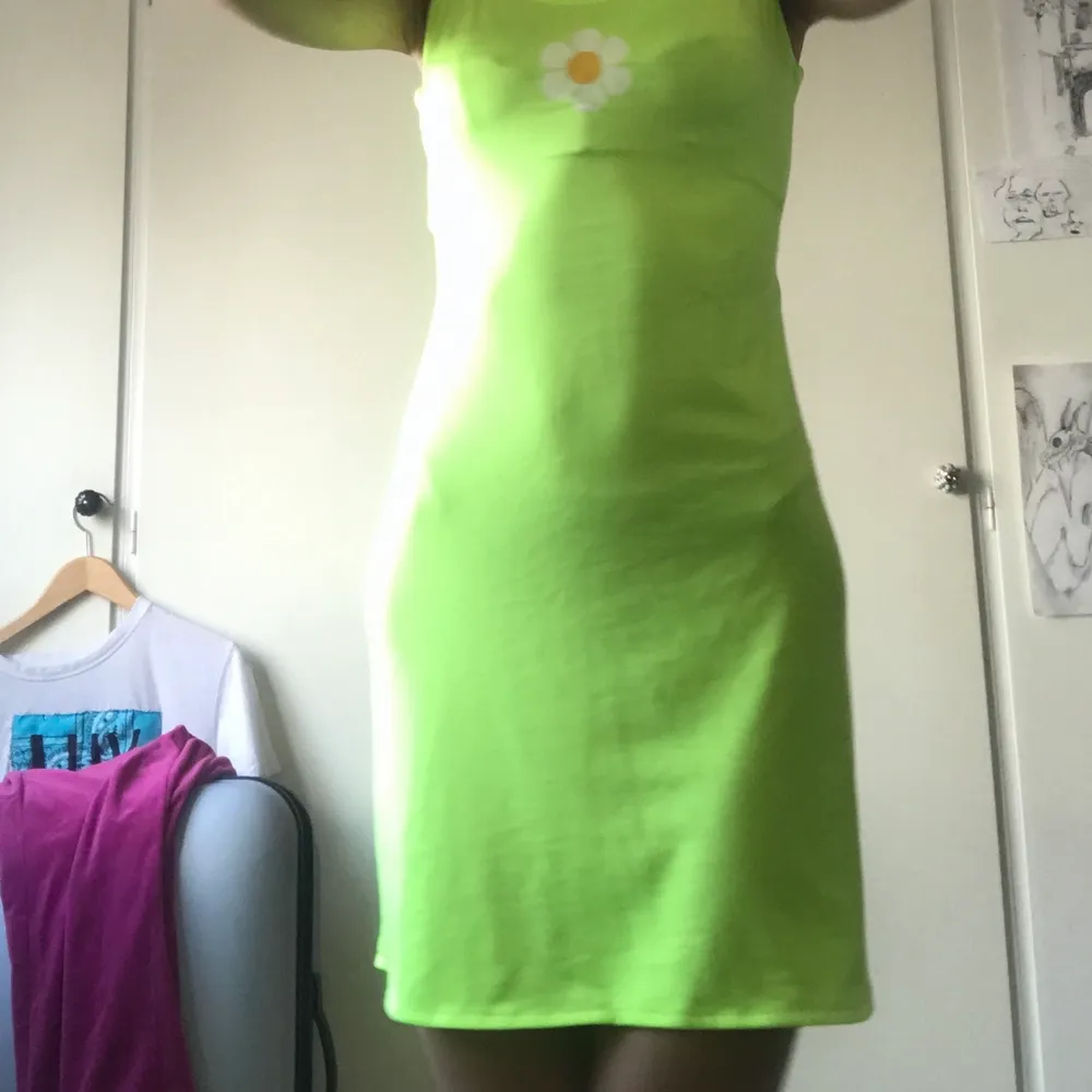 short neon dress with flower. Klänningar.
