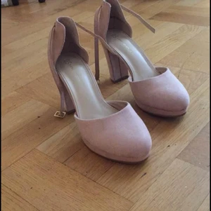 Skor. Storlek 39 - Jo nu e det såhär, en dag tänkte jag att nu ska jag fan börja gå i klackarskor aå jag köpte dessa. Det slutade med att jag aldrig använde de( provade inomhus o höll på bryta båda armar o ben)så nu vill jag sälja de istället för att de bara ska stå där. Som sagt de är aldrig använda, de e väldigt vackra som man kan se. 350kr kostade de från början. Vill också säga att anledningen till varför jag ej tog bild på skon när jag har på de är för att mina fötter är jätte breda så det hade ej sätt bra ut