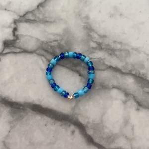 En ring gjort av blåa pärlor ❤️ pris = 20kr + frakt om man vill Designa sin egen ringa kostar det 25kr gå in och kolla mitt första inlägg där kan man se vilka pärlor jag har💞🤍