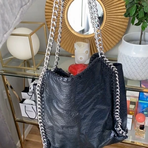 Tiamo väska - Säljer min jätte fina tiamo väska som tyvärr jag inte har användning för längre. Väskan är perfekt stor och man får plats med mycket! Skriv om ni är intresserade, frakt 79kr❤️nypris 500kr.