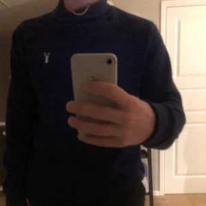 Polo tröja - Säljer denna snygga polo tröja, kan även ha den som en vanlig polo, polo och som en vanlig sweatshirt, bra skick