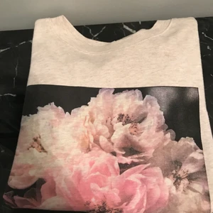 Blommig tröja  - Fin blommig tröja som ny, aldrig använd Stl m men kan passa s. 