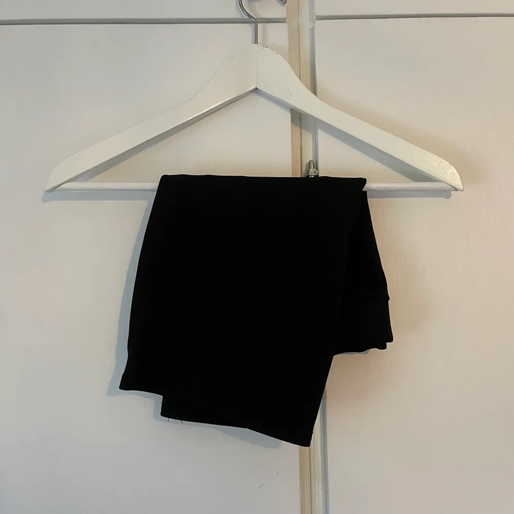 Säljer denna sjukt snygga svarta kjolen som kommer ifrån Nelly. Den är knappt använd och är i storlek S. Nypris ca 100-120kr mitt pris 50kr. Köparen står för frakten💕. Kjolar.