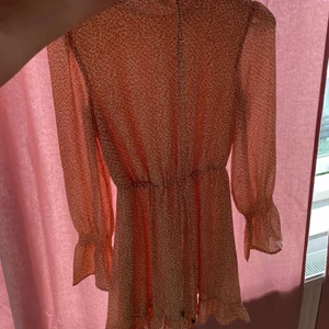 Orange klänning  - Orange klänning i storlek S. Aldrig använd.