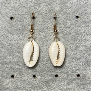 Örhängen med snäckskal🤩 - Örhängen med snäckskal, skriv till mig här eller på Instagram @emilias_smycken för mer info💕