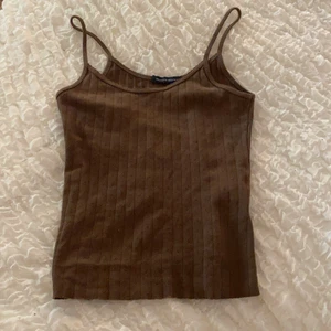 Supergulligt brandy Melville linne! - Brunt linne men gulligt mönster i tyget! Onesize, men passar XS-S möjligtvis M också. Endast använt en gång så i mycket fint skick! 