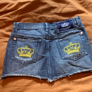 Victoria Beckham kjol - Skit snygg Victoria Beckham kjol, kommer ej till användning! Storlek 29 i midjan, sitter lite löst på mig!❣️säljer för 200kr