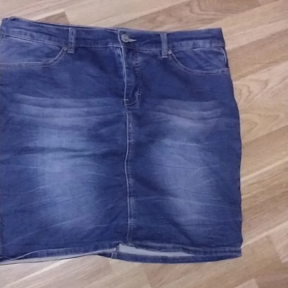 Jeans kjol från Kappahl i st XL/44🥰. Kjolar.