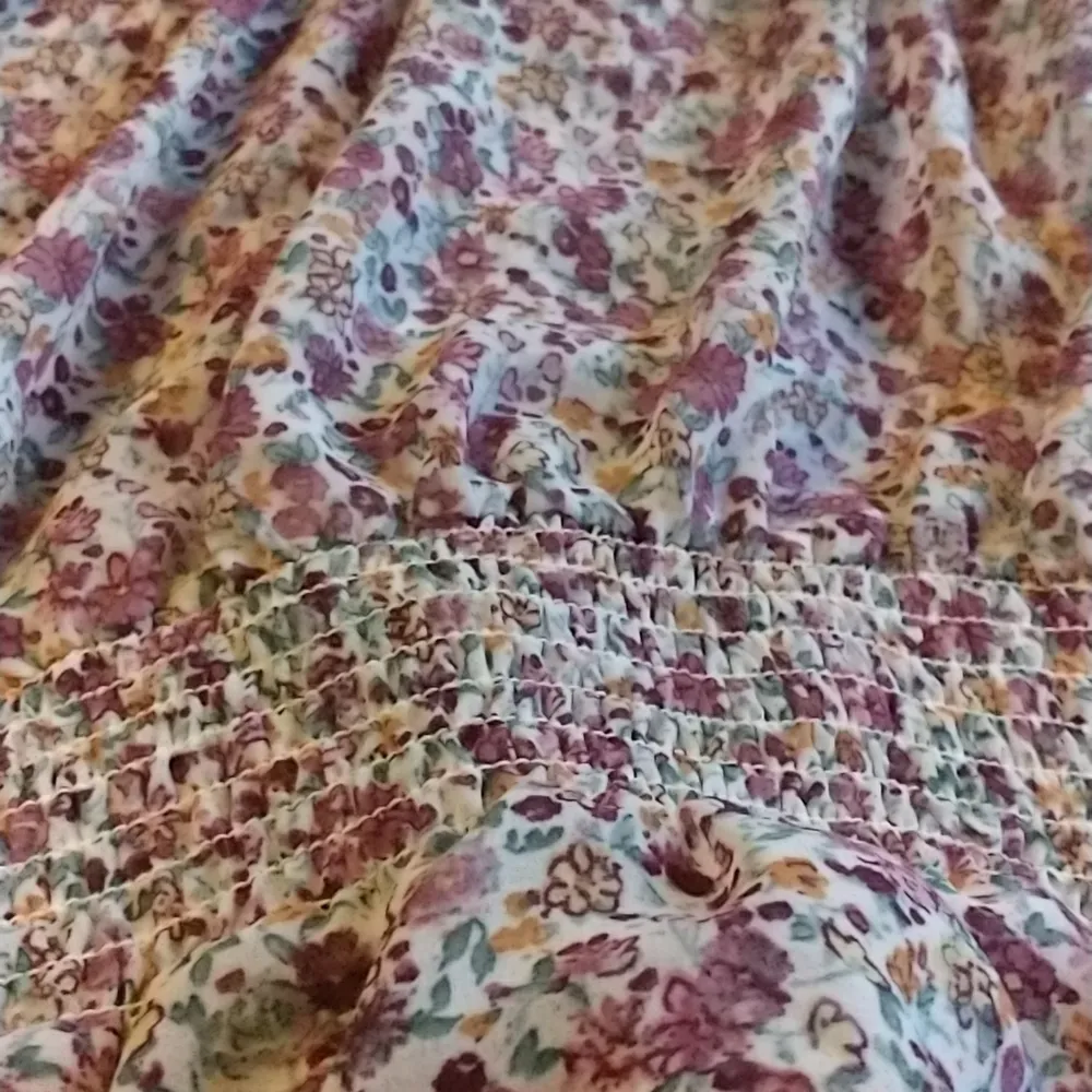 Blommig blus från gina, storlek 44-alltså XL men skulle säga att den är M. . Puserot.
