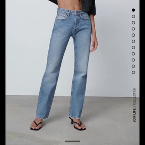 Mid Rise straight - Kollar intresset på mina slutsålda populära zara jeans, är ett hål vid en vid öglorna men det är inget som syns, avklippta typ 2 cm för jag gillar när det är ”raw edge”, ge bud från 150kr eller 450kr+frakt💕