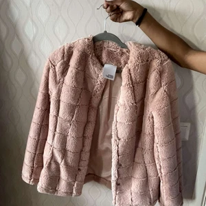 Jacka  - Säljer!💖 SÄLJER DEN JÄR FINA PÄLS JACKAN FÖR ETT JÄTTE BRA PRIS 💖 DENNA JACKAN ÄR ANVÄND 1 GÅNG💖  DEN KOMMER I BRA SKICK OCH PASSAR MED ALLT OCH ÄR SUPER BRA ATT HA I BÅDE VINTER O SOMMAR 💖💖