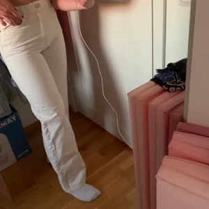 Beiga jeans - Jättefina beiga jeans från monki, bra skick. Säljer då de inte kommer till någon användning och inte passar mig längre (lånade bilder)