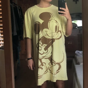 Oversized T-shirt med Musse Pigg-tryck - Går ner på låren på mig som är 1.56. Köpt på Erikshjälpen och knappt använd. Säljer pga att den inte används. Frakt tillkommer.