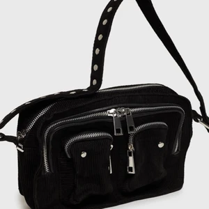 NuNoo Väska - Säljer min svarta NuNoo väska i väldigt bra skick! Fin och vädligt rymlig väska! Nypris 1099kr