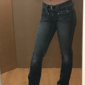 Lågmidjade jeans  - Säljer ett par unika lågmidjade jeans med väldigt coola fickor! Säljer för att dom inte kommer till användning. Högsta bud vinner! Skriv om någon har frågor eller för mer bilder🌼✨ locken på back fickorna är fast sydda men går att spretta så att backfickorna går att öppna!