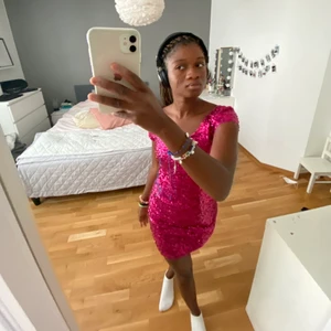 Rosa glitter klänning stil S - Klänning var köpt för några år sen och har inte kommit till så mycket användning. Den sitter väldigt skönt  men också perfekt till fester!🤩🥳