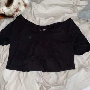 esprit croptop - detta plagg har jag använt 1 gång och tycker den är alldeles för kort för mig, materialet är tunnt och väldigt skönt. Storleken står ej men skulle gissa på m då den är stretchig. 😁