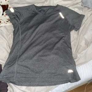 karhu träningströja - har ej använt detta plagg och är som nytt, väldigt skönt material och är väldigt bekvämt, har reflex vid axlarna 😌