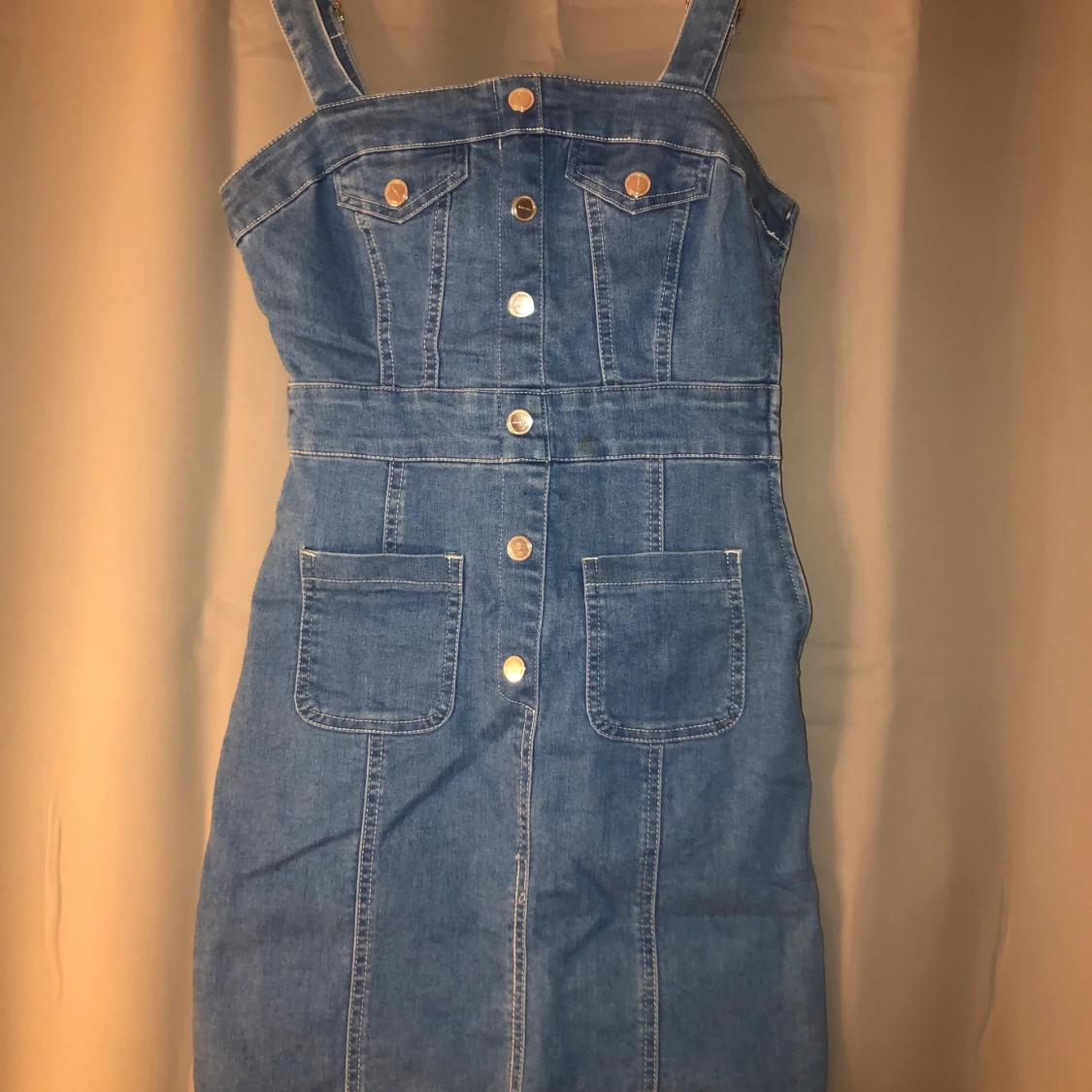 En fin jeans klänning, aldrig använd. 