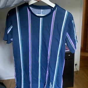 Mörkblå T-shirt  - mörkblå T-shirt med ränder. Från Pull&Bear. Står strl Xs i men passar mig som brukar ha typ M/S i tröjor. Skriv om du vill ha fler bilder:) Säljer för 60kr INKLUSIVE frakt:)💞👌🏻😂