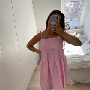 Barbiedress - Otroligt fin klänning som passar perfekt nu till slutet av sommaren när man är lite brun!   Den är i strl 40 från HM-divided!   Jag gillar den lite oversized looken, har dock knutit banden! Jag brukar ha S i klänningar! 